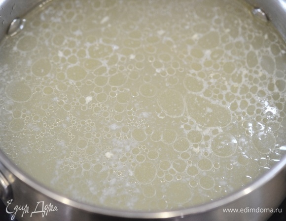 Сварите бульон. Это может быть мясной, куриный или овощной постный бульон. Можно даже оставить в нем небольшие кусочки мяса или курицы. У меня бульон куриный. Доведите до кипения и убавьте огонь.