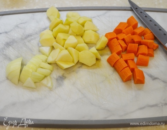 Картофель, морковь и лук почистите, нарежьте кубиками.