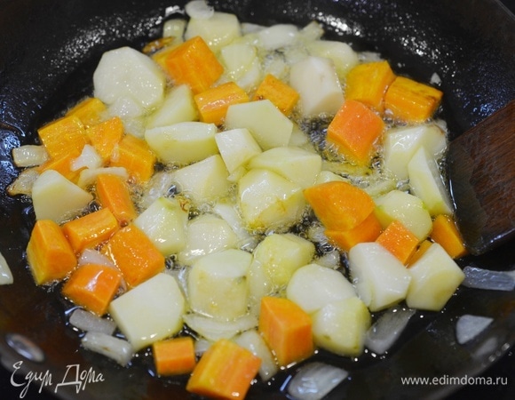 Быстро обжарьте овощи на сковороде с добавлением масла.