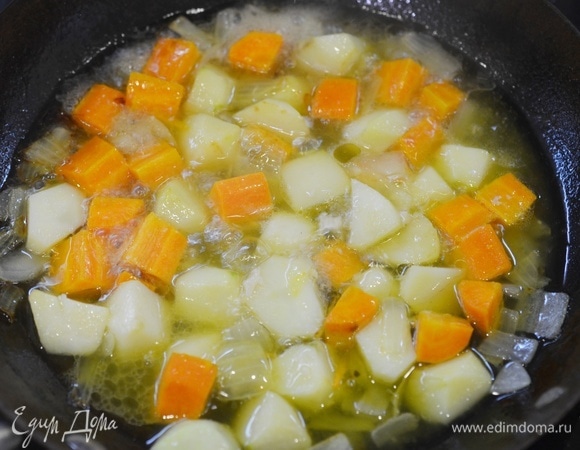 Добавьте немного бульона из кастрюли с супом и тушите до мягкости.