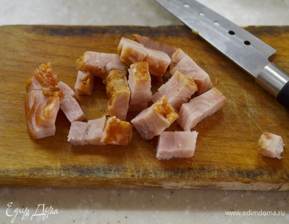 Для подачи нарежьте грудинку кубиком.