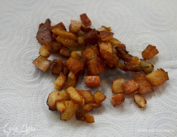 На сухой сковороде обжарьте до хрустящего состояния, выложите на бумажное полотенце.