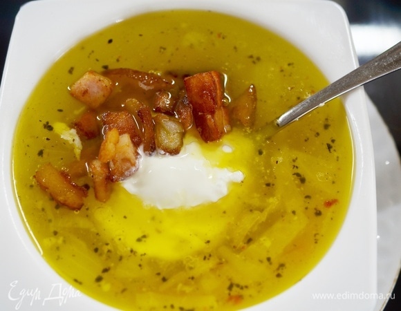 В каждую тарелку с супом положите немного жареной грудинки и ложку сметаны. Можно добавить зелень.