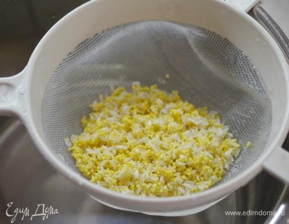 Крупы хорошо промойте, всыпьте в чашу мультиварки.