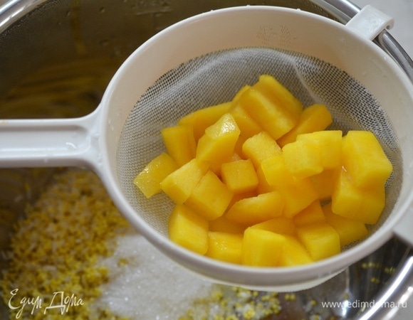 Тыкву почистите, нарежьте на кусочки и добавьте в чашу мультиварки.