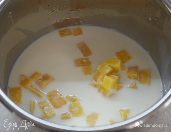 Влейте молоко. Если вы любите очень густые каши, немного уменьшите количество молока.