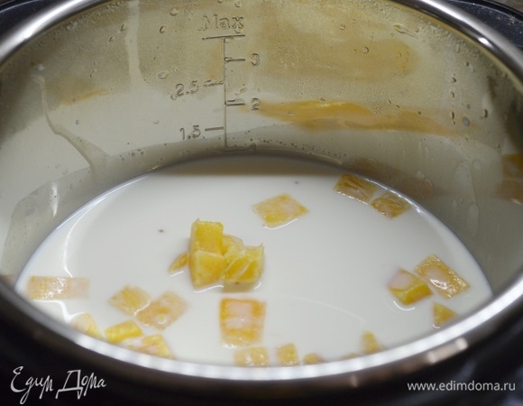 Поставьте чашу в мультиварку. Готовьте в режиме «Молочная каша», обычно время приготовления составляет 10–15 минут.