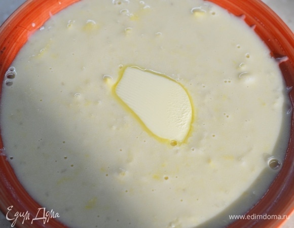 В готовую кашу добавьте масло.