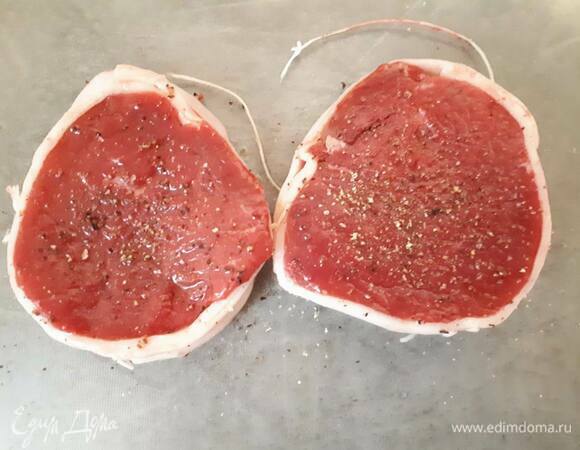 Натрите вырезку оливковым маслом, свежемолотым белым перцем, корицей и гвоздикой.