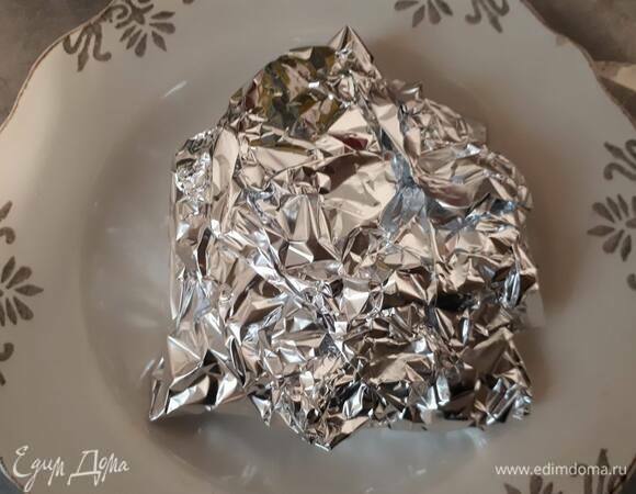Заверните каждый кусочек в фольгу и оставьте на 10 минут.