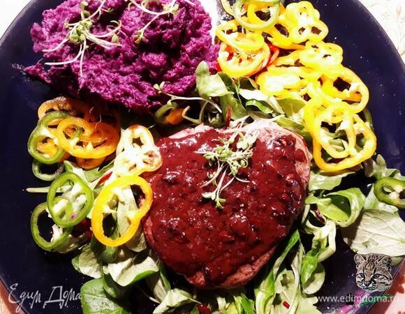 Подавайте вырезку с соусом и зеленью.