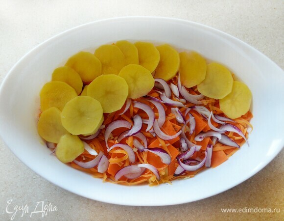 В смазанную сливочным маслом форму уложите картофель, тыкву и красный лук, слегка посыпая свежемолотым перцем, тимьяном и сыром.