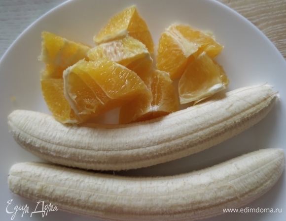 С банана снять кожуру, апельсин и мандарины очистить и удалить косточки.