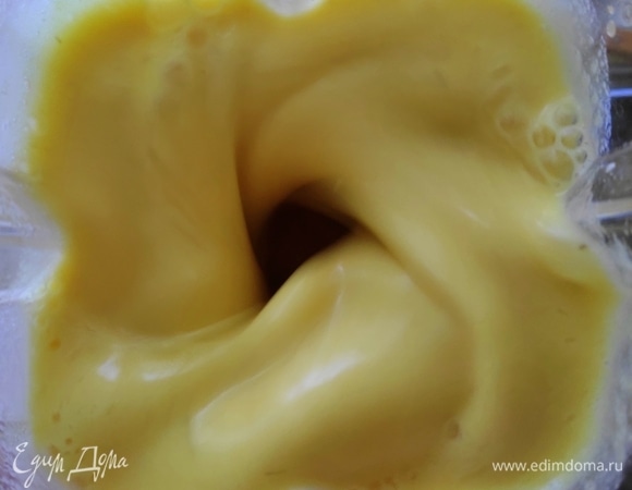 Поместить фрукты в блендер, добавить специи и все хорошо взбить. Для детей можно добавить немного меда.