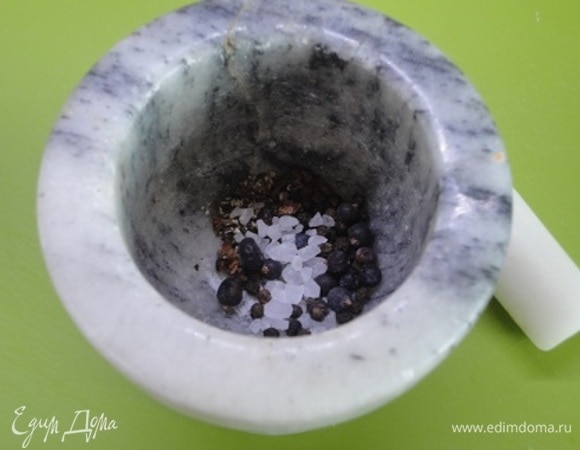 Все ингредиенты для пряной смеси растереть в ступке как можно мельче.