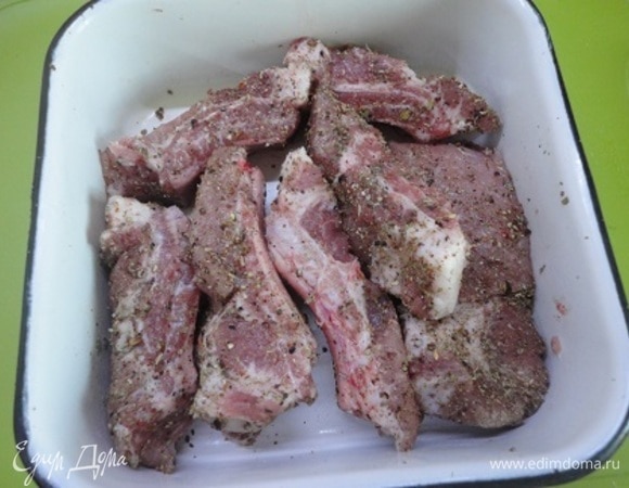 Натереть этой смесью ребра.