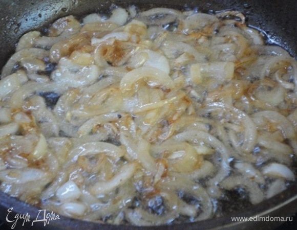 В этой же сковороде обжарить нарезанный полукольцами репчатый лук. Затем добавить квашеную капусту и перемешать.