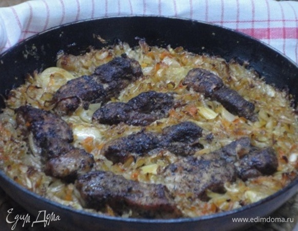 Поместить сковороду в духовку и готовить 1–1,5 часа.