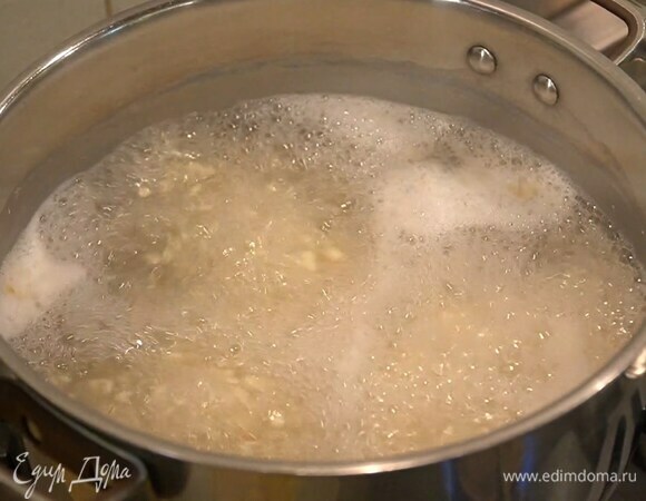 Перловку отварить согласно инструкции на упаковке.