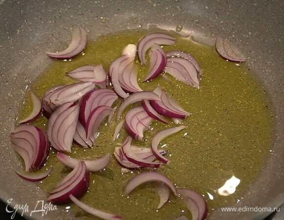 Разогреть в сковороде оливковое масло и обжарить лук.