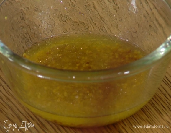 Приготовить заправку: из половинки лимона выжать сок и перемешать с горчицей, оливковым маслом Extra Virgin и медом. Заправить перловку и перемешать.