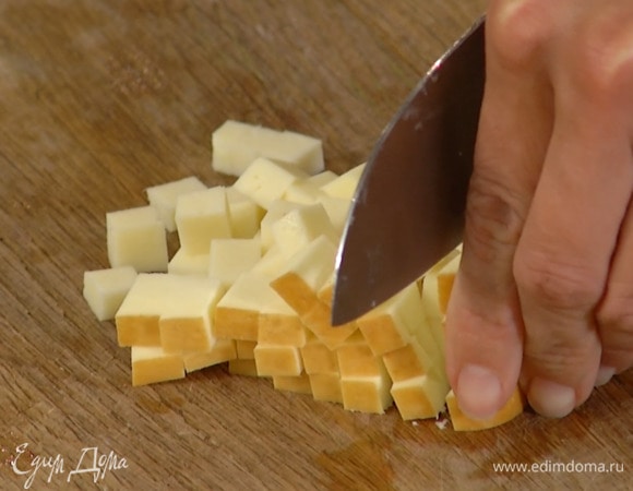 Сулугуни нарезать маленькими кубиками.