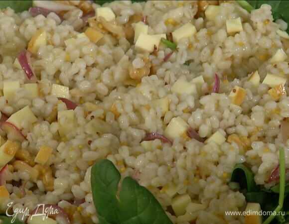 В глубокую тарелку выложить шпинат, перловку и сулугуни, все слегка перемешать.