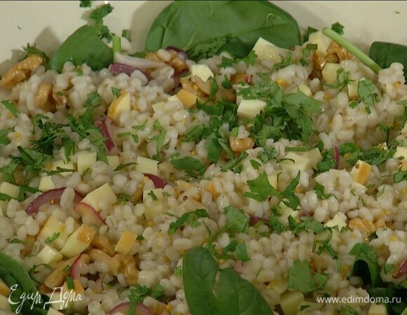 Кинзу мелко порубить и посыпать салат.