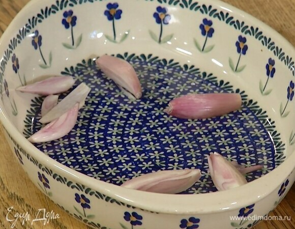 Шалот почистить и разрезать вдоль на 4 части.