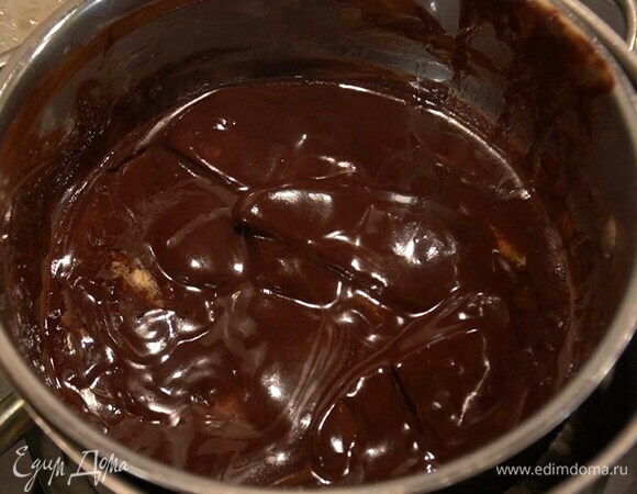 Шоколад и сливочное масло растопить на водяной бане, затем слегка остудить.
