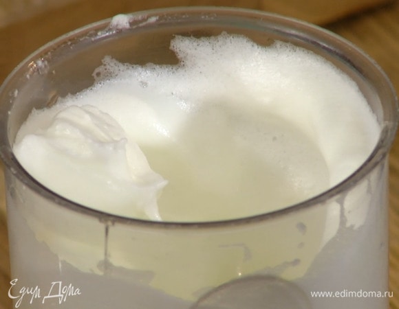 Белки отделить от желтков, белки взбить блендером с насадкой-венчиком в пышную массу.