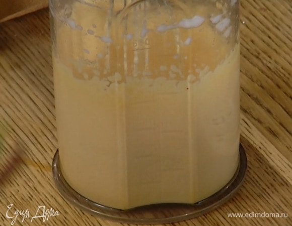 К желткам всыпать сахар и взбить блендером с насадкой-венчиком в светлую массу.