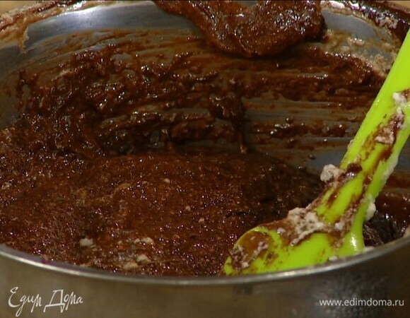 В растопленный шоколад вмешать взбитые желтки, затем всыпать миндальную муку, все перемешать и порциями ввести взбитые белки.