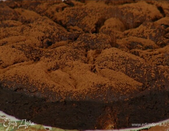 Готовый пирог вынуть из формы и посыпать какао.