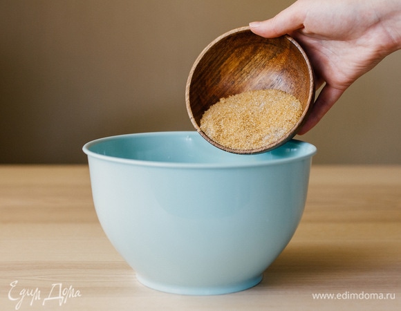 Яйцо взбить с сахаром.