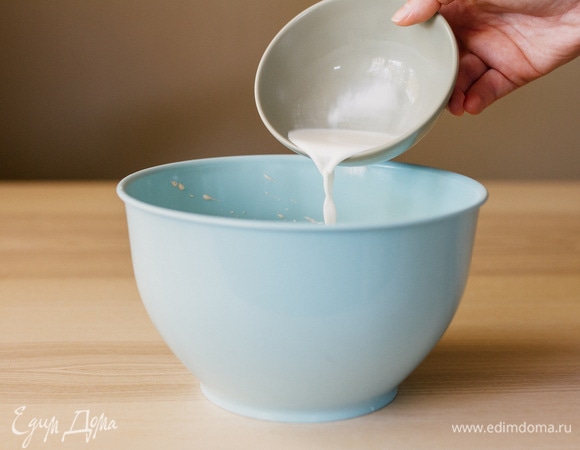 Влить молоко, не переставая смешивать.