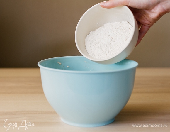 Постепенно ввести просеянную с разрыхлителем муку. Взбить до объединения ингредиентов.