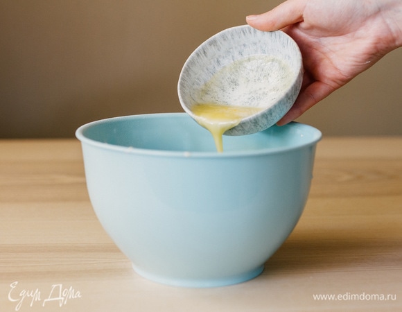 Ввести остывшее растопленное сливочное масло.