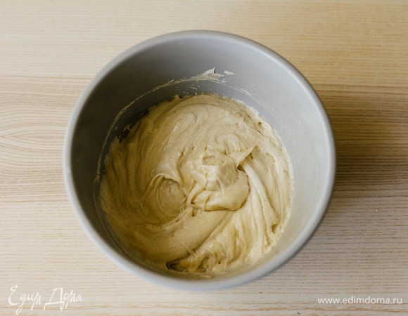 Аккуратно перемешать и убрать тесто в холодильник на 1 час, можно оставить и на ночь.