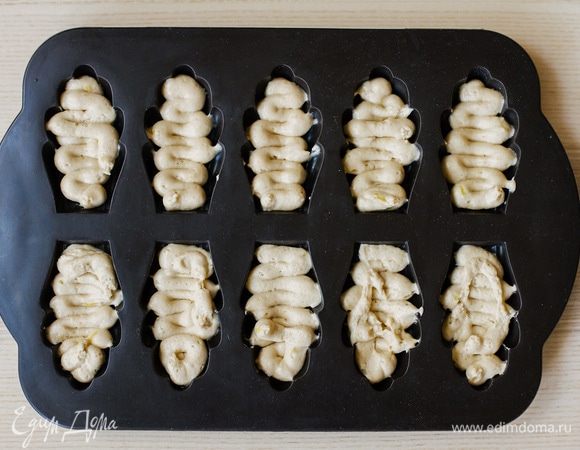 Тесто переложить в кондитерский мешок и выложить в форму для печенья, заполняя тестом примерно 3/4 объема ячейки. Несколько раз постучать формой об стол.