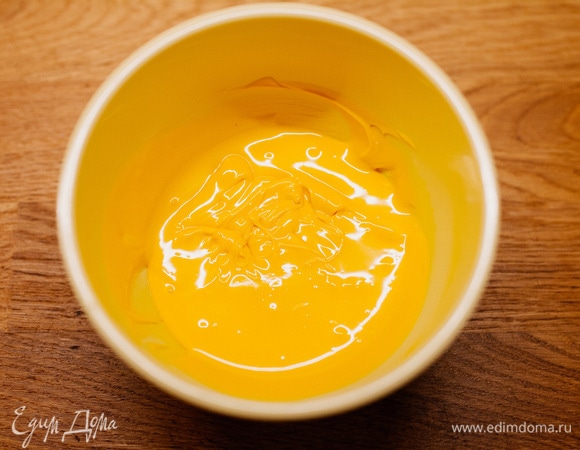 Для глазури шоколад растопить на водяной бане или импульсами в микроволновке. Лучше всего шоколад темперировать, по желанию можно добавить жирорастворимый краситель.