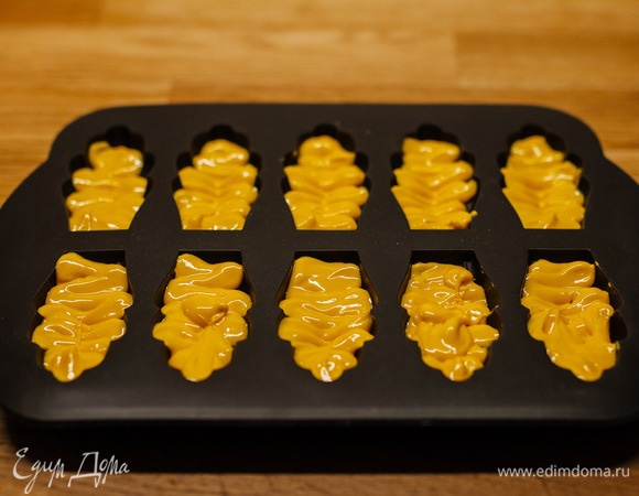 Переложить шоколад в кондитерский мешок и налить его в форму.