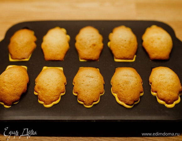 Затем погрузить в него печенье, слегка надавливая. Убрать в холодильник на 15–20 минут.