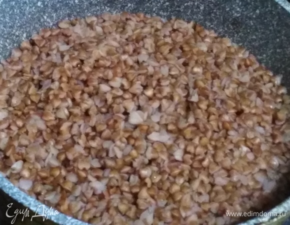 Гречку залить 1,5 ст. воды. Отварить до полуготовности.