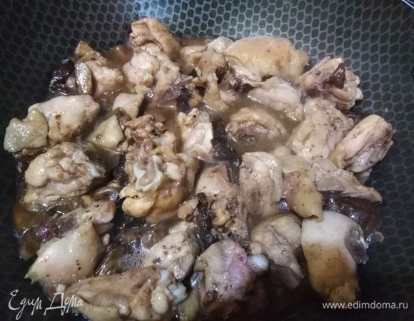 Накрыть крышкой и тушить, не убавляя огонь, в течение 10 минут.