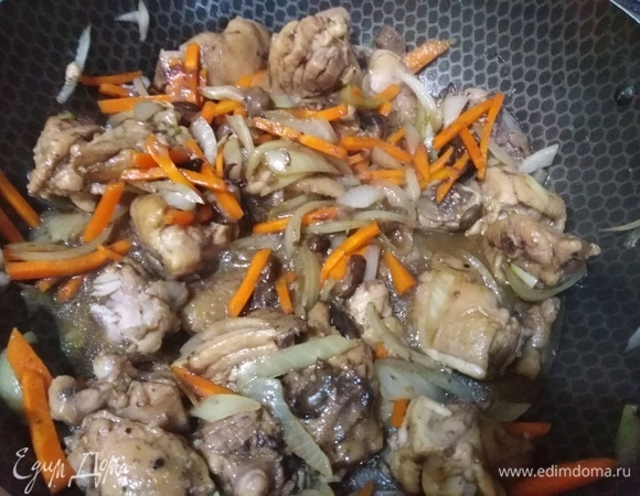 Добавить репчатый лук и морковь. Жарить 10 минут.