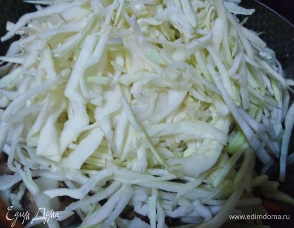 Всыпать нашинкованную капусту. Посолить. Накрыть крышкой.