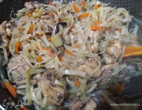 На сильном огне тушить, помешивая, 15 минут.