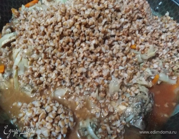 Влить 2 ст. томатного сока, всыпать гречку. Если требуется, добавить соль.