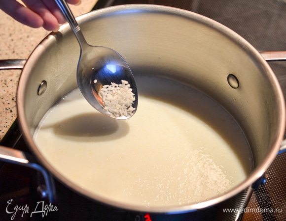 Воду и молоко наливаем в кастрюлю. Добавляем соль, сахар (по вкусу) и кокосовую стружку. Доводим до кипения. Если любите более жидкую кашу, то увеличьте количество жидкости. Я люблю густую овсянку.